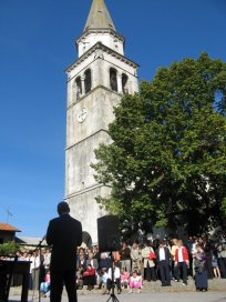 Na osrednjem vaškem trgu na Planini dominira cerkev sv. Kancijana 