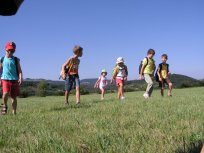 Med Ajdovšino in Ustjami se razteza ravno polje 