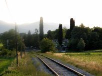 Železnica reže dobravsko polje, v ozadju dobravsko pokopališče 